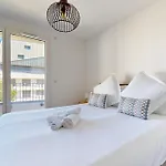 Apartment Cote Jardin Joli T2 Avec Garage A 100m Du