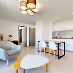 Cote Jardin Joli T2 Avec Garage A 100m Du *