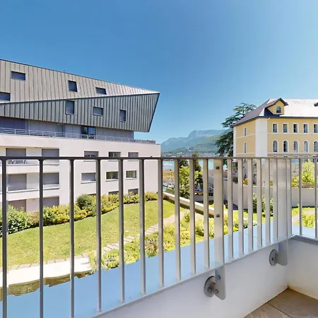 Apartment Cote Jardin Joli T2 Avec Garage A 100m Du *