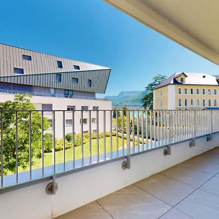Cote Jardin Joli T2 Avec Garage A 100m Du *